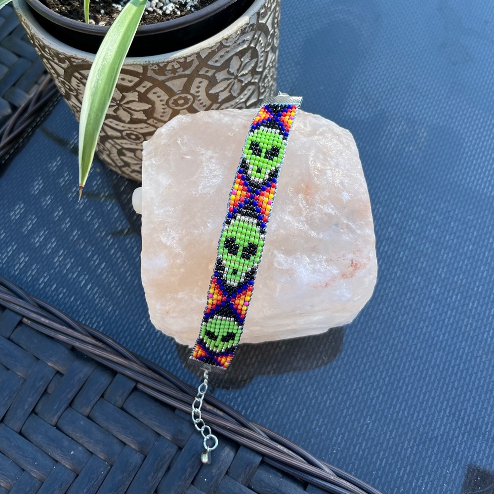 🛸Handmade Beaded Loom Bracelet ✨
– Cosmic Collection: 👽 Out of This World 🌌